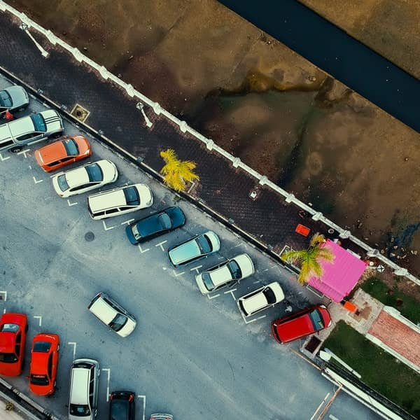 Parkeerplaats vol met auto's