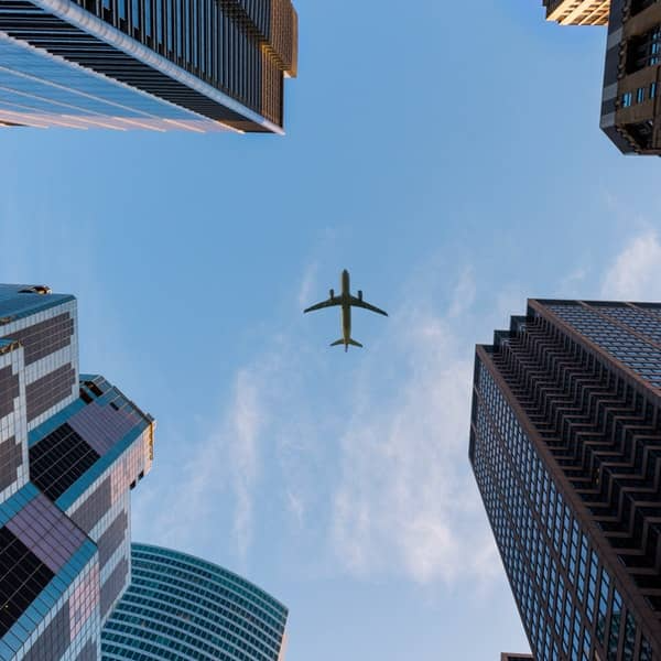 Vliegtuig tussen gebouwen