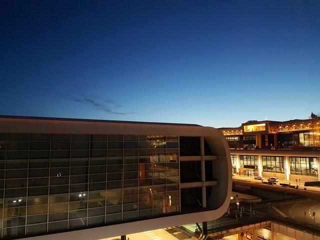 Aeroporto di malpensa Terminal 1 al tramonto
