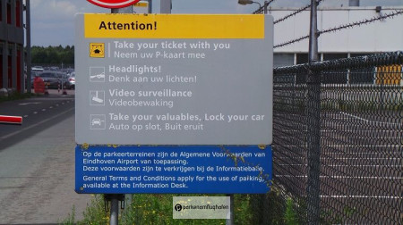 Parken Flughafen Eindhoven P4 Hinweisschild