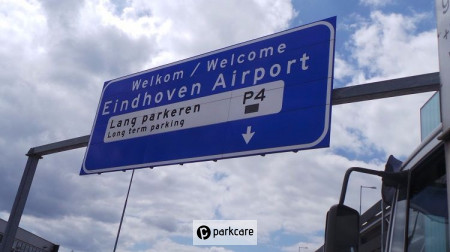 Panneau de signalisation à l'entrée du Parking Aéroport Eindhoven P4 longue durée