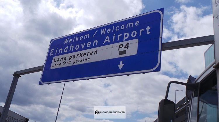 Parken Flughafen Eindhoven P4 Anzeigetafel