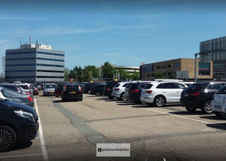 Parken Flughafen Eindhoven P3 Parkplätze ohne Überdachung