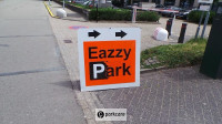 Panneau de direction à l'entrée du parking du prestataire Eazzypark Valet