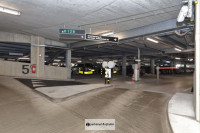 Airportparking Valet Zürich Einfahrt und Ausschilderung in der Parkgarage mit Sicherheitsschranke