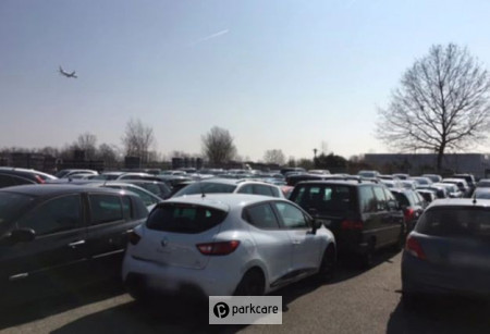 Le vaste parking extérieur de Blue Park Basel