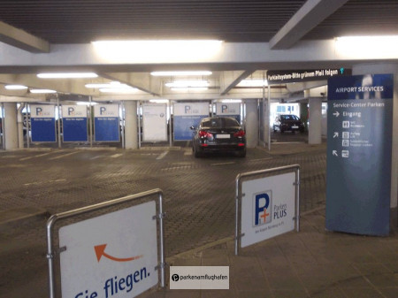 ParkenPlus am Airport Nürnberg Informationsschilder