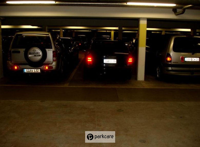 Geparkeerde auto's overdekte garage Hotel NH Frankfurt Airport