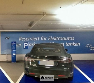 Parkeerplaats voor elektrische auto's Parkeren Frankfurt Airport P4