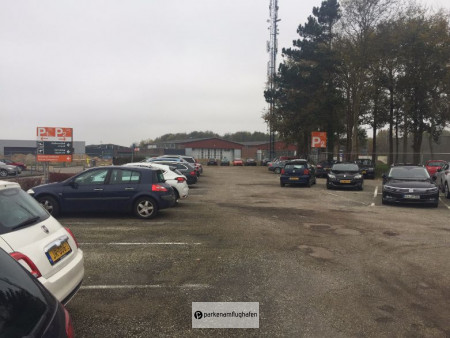 Parkplätze auf Gelände Parken Flughafen Groningen P2