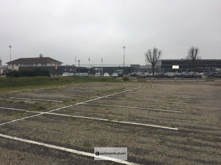 Leere Parklücken Parken Flughafen Groningen P2