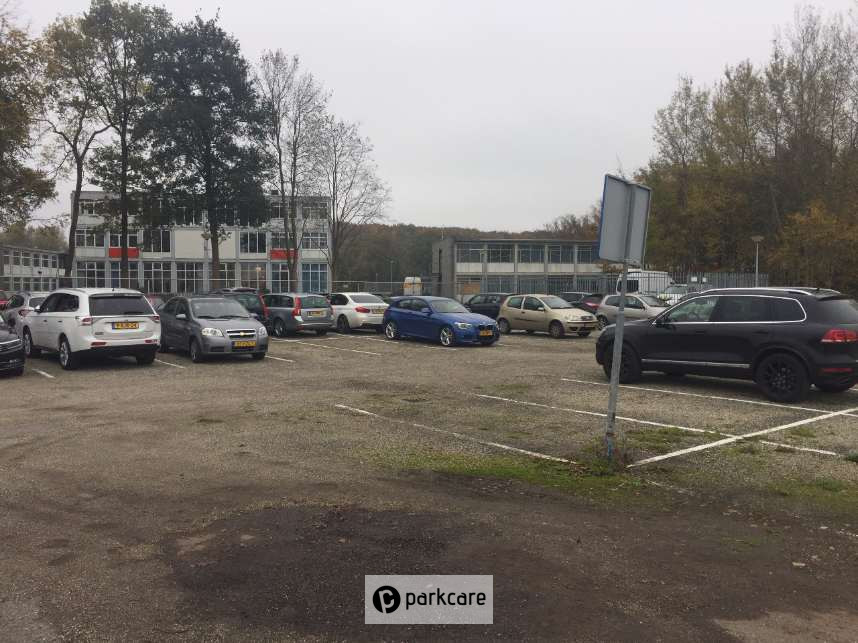 Auto's geparkeerd P2 Groningen airport