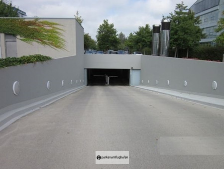 Pfiffig Parken München Garageneinfahrt mit Sicherheitsschranken