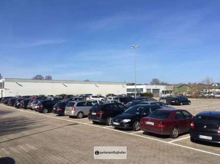 Easy Airport Parking Dortmund Autos auf einer Parkfläche