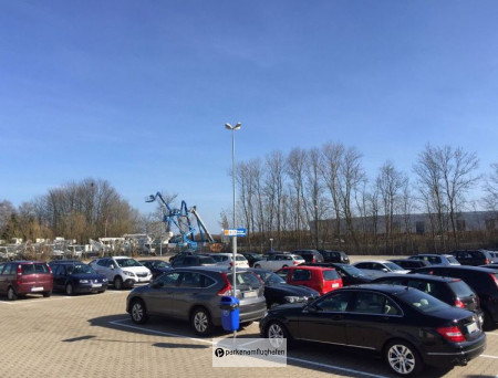 Easy Airport Parking Dortmund Autos auf einem Parkplatz