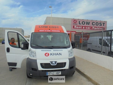 Van de traslado de Khan Low Cost Parking