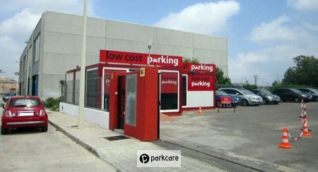 Vista de afuera de Khan Low Cost Parking