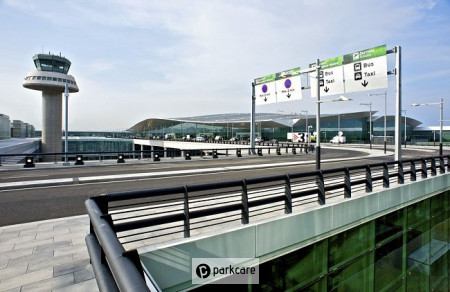 Entrada de Aena Parking Aeropuerto Barcelona T2
