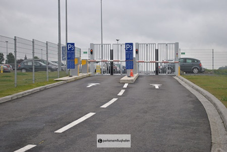 Einfahrt mit Sicherheitstor Parken Flughafen Charleroi P3
