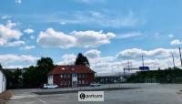 Enkele auto's op onoverdekte parkeerplaats van Parkservice Bremen Valet bij Bremen Airport