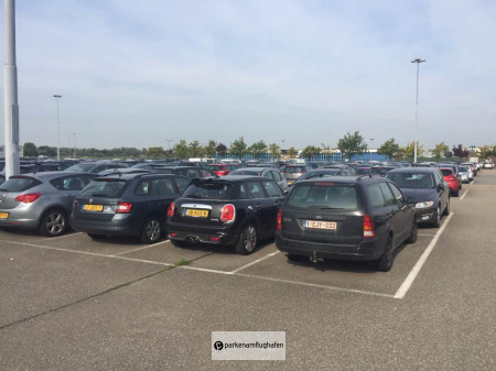 Parken Flughafen Rotterdam P1 Parkplätze mit Beleuchtung