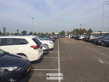 Parken Flughafen Rotterdam P1 Parkreihe