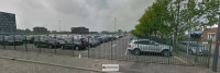 Parken Flughafen Rotterdam P1 umzäuntes Parkgelände