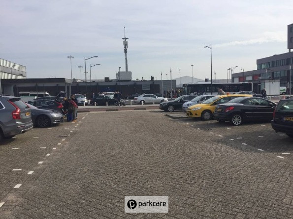 Parkeerterrein buiten P2 Rotterdam Airport