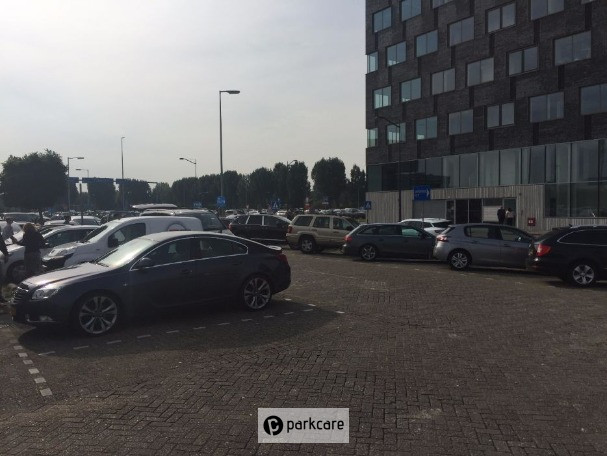 Geparkeerde auto's bij Parkeren Rotterdam Airport P2