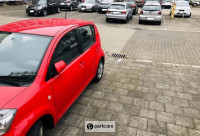 Parkflair Valet Düsseldorf Rode auto geparkeerd