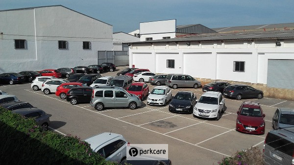 Coches aparcados al aire libre Low Cost Parking Valencia