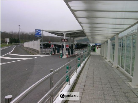 Entrada al recinto Parking Aeropuerto Bilbao P1