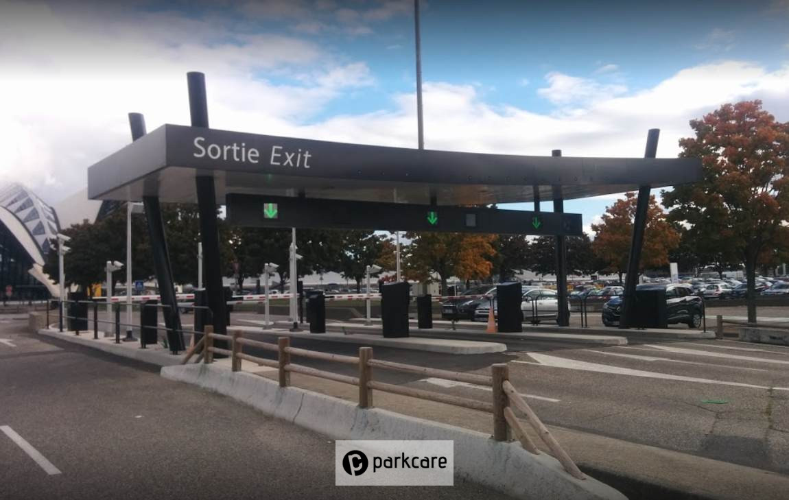 Les entrées et sorties sont sécurisées au Parking Aéroport Lyon P4