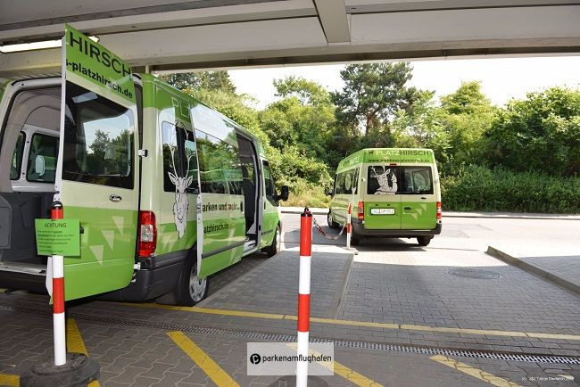 Das Parkhaus Platzhirsch Frankfurt - Ausfahrende Shuttlebusse