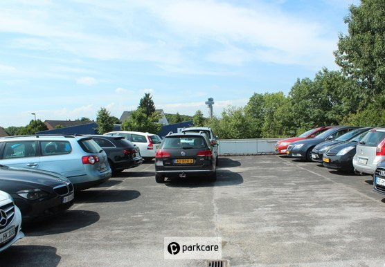 Auto's op parkeerterrein van Easy Parking DUS Valet