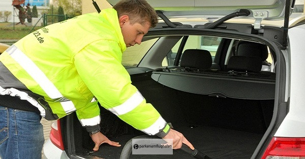 123 Park & Fly Brandenburg Mitarbeiter macht das Auto sauber