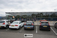 Geparkeerde auto's op ParkerenGroningen Airport P1