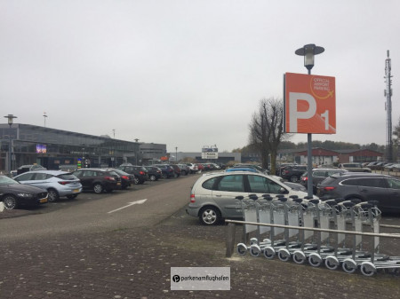 Straßenschild auf Parkplatz Flughafen Groningen P1