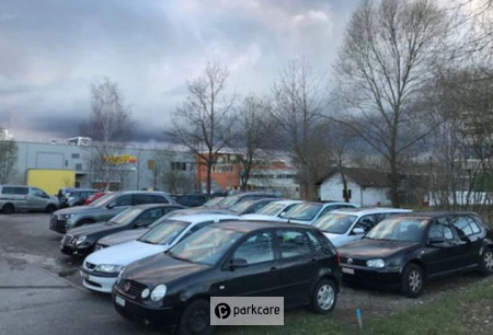 De nombreuses voitures garées au parking ZS Car Parking Zürich