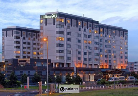 La façade de Hilton Parking Roissy