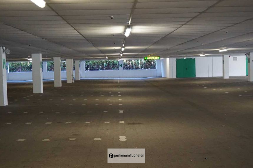 APS Airport Parking Stuttgart leere Parkfläche