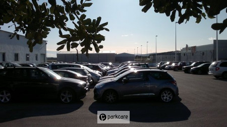 Coches aparcados en Victoria Parking Valencia