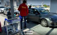 Un employé du parking Mein Valet Frankfurt aide des clients au service de bagages