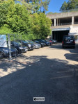 Voitures garées aux places de parking extérieures du prestataire Park Travel Zürich