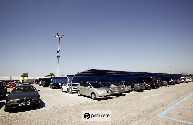 Vehículos en el parking exterior cubierto Aparca&go Valet