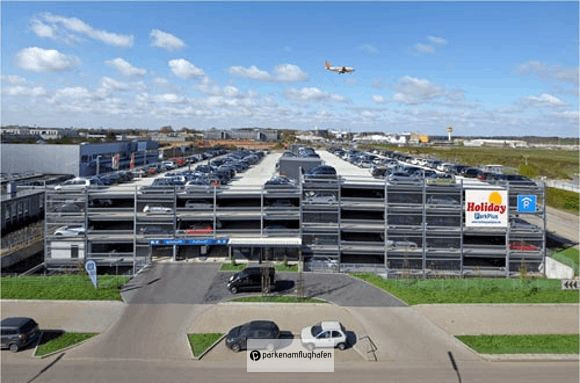 Easy Airport Parking Parkhaus Vogelperspektive
