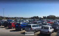 Easy Airport Parking Hahn Parkende Autos auf einer Parkfläche