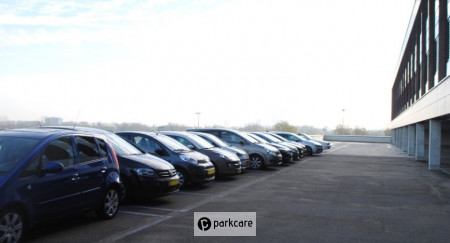 Valet parking Rotterdam Airport geparkeerde auto's