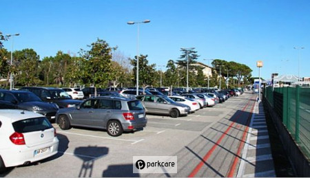 Parking Aéroport Nice P4 véhicules stationnés en extérieur
