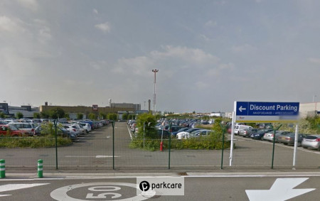 Parkeerplaats met navigatiebord Parking Discount Zaventem Airport